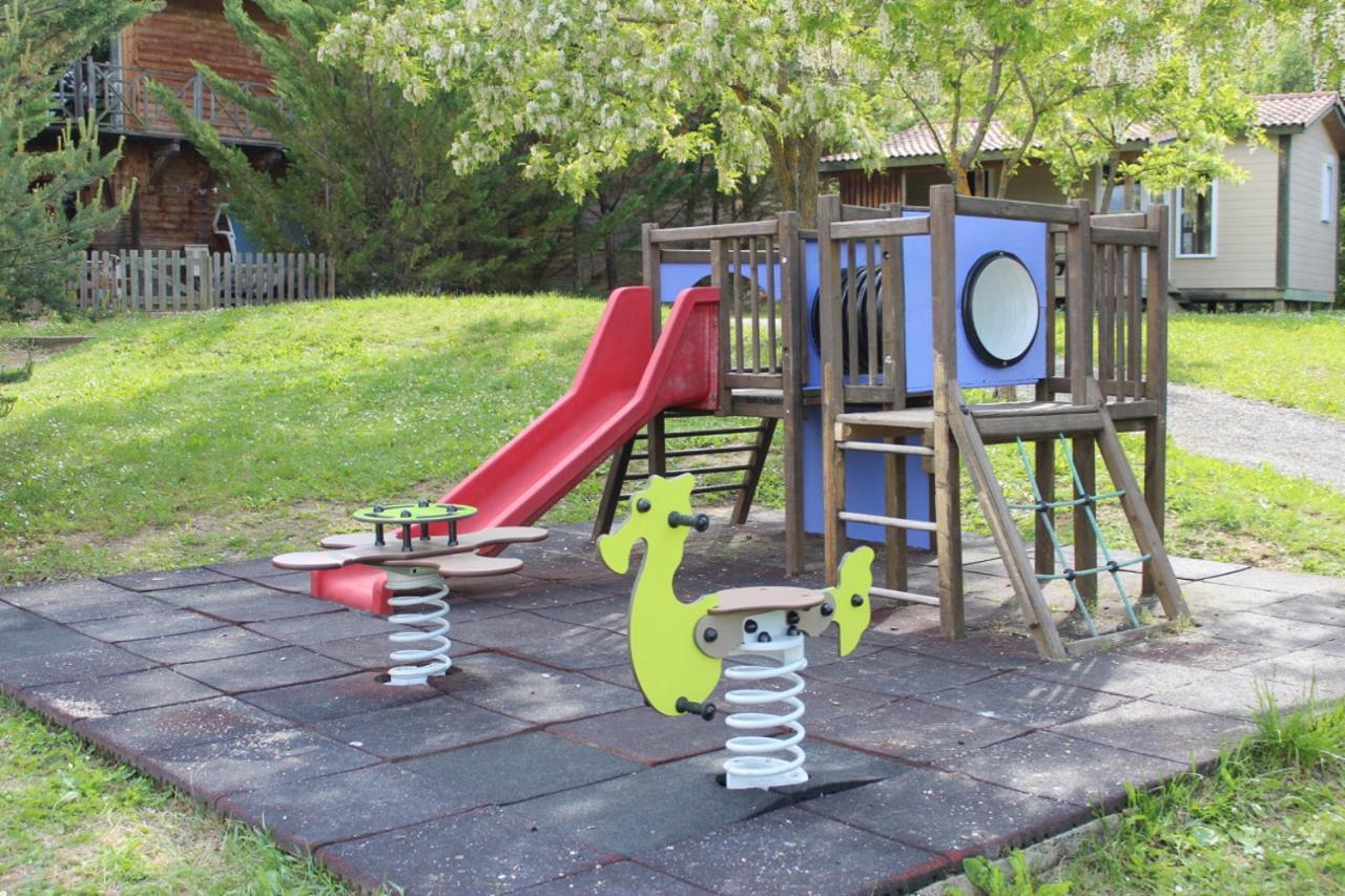 Camping Le Couriou Recoubeau-Jansac ภายนอก รูปภาพ